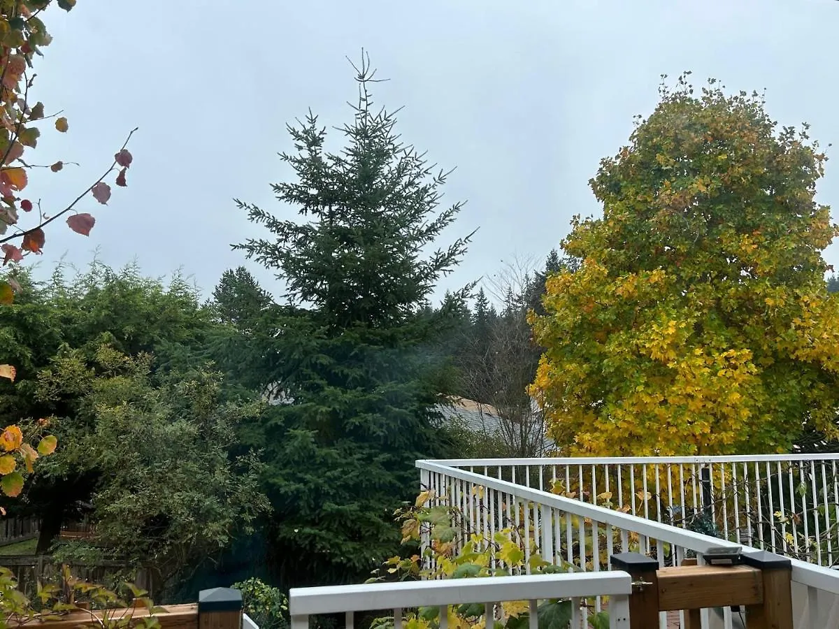 North Nanaimo Gem - Garden-View Room With Private Ensuite Homestay
