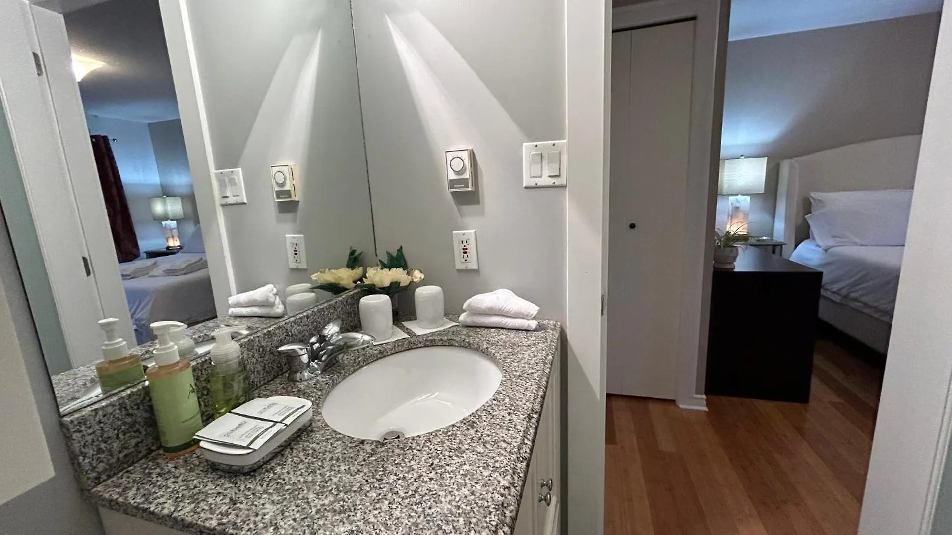 North Nanaimo Gem - Garden-View Room With Private Ensuite Homestay