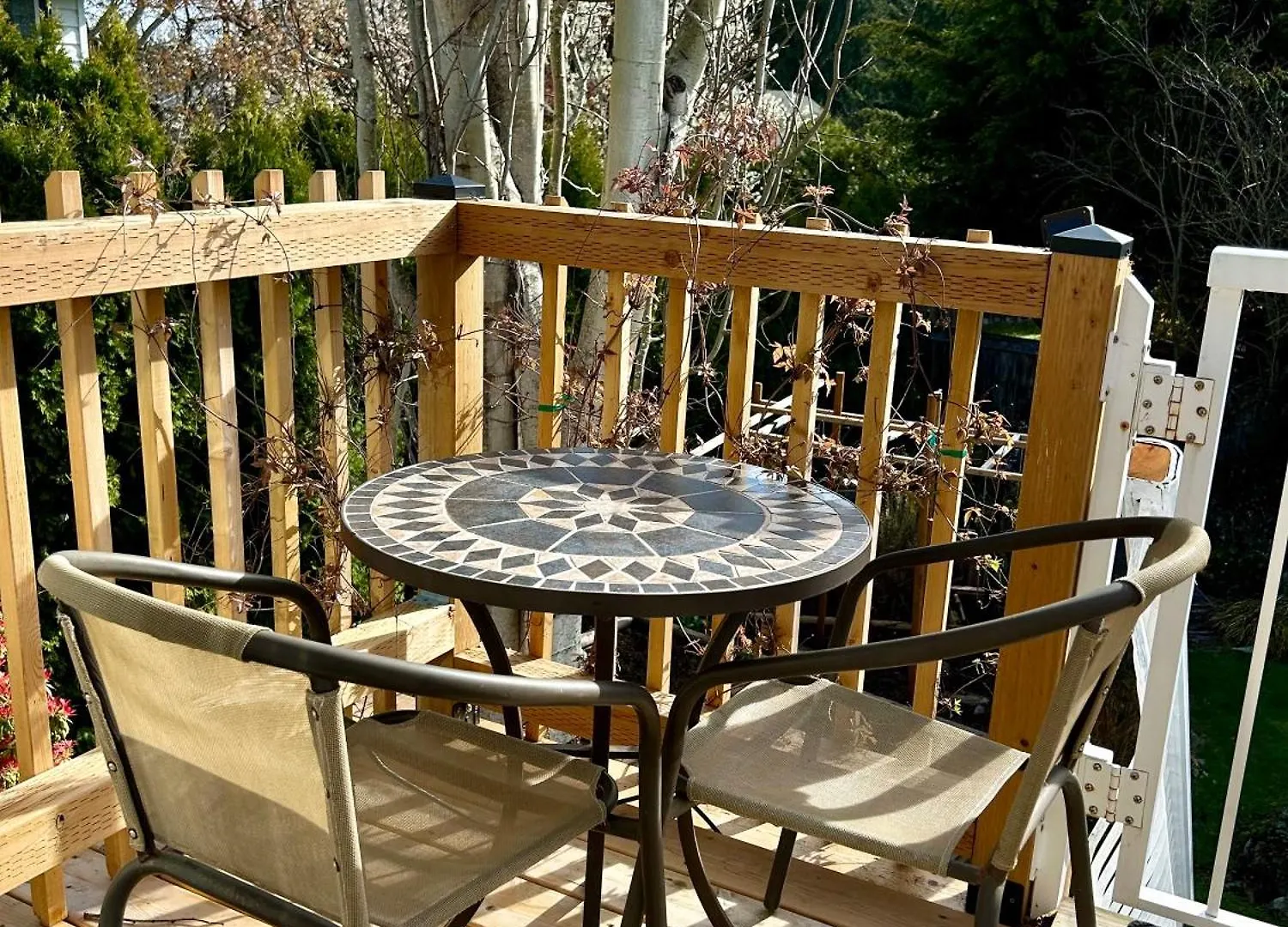 Homestay North Nanaimo Gem - Garden-View Room With Private Ensuite